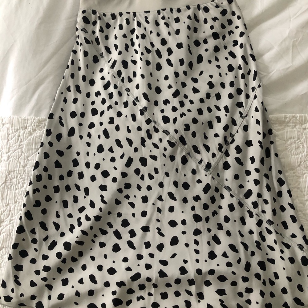 Snow leopard print bias cut silk skirt. - Picture 5 of 7